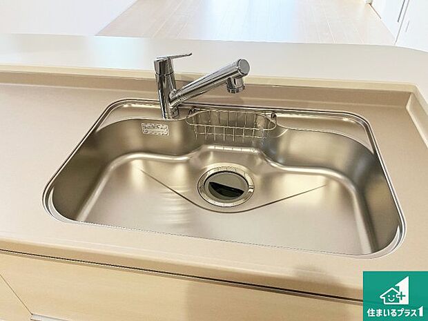 【キッチンシンク】蛇口の先端に浄水器を内蔵しています！原水と浄水、お湯と冷水、シャワーの切替えがワンタッチなので用途によって使い分けられます。