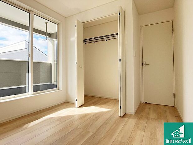 【洋室】収納スペースが充実しているので子供の成長に合わせてたくさん収納ができます！家族構成に合わせた様々な活用ができる収納！