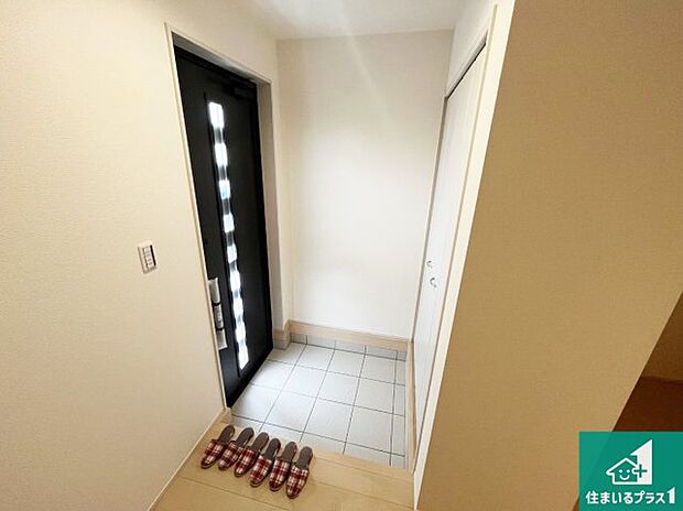 【玄関】シューズボックスにはたくさんの靴が収納できるので玄関周りはいつもスッキリ！ご家族が増えても安心！