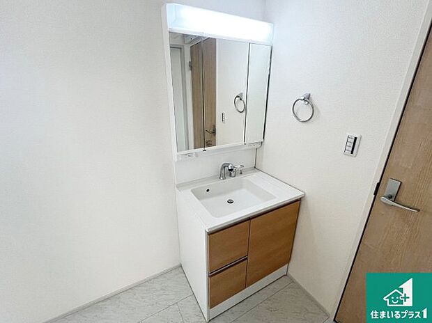 【独立洗面台】清潔感のある洗面台です。フラットな鏡は掃除がしやすく毎日清潔！鏡裏には収納があるのでスッキリとした洗面台が保てます。