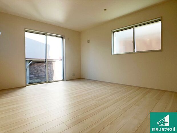 【居間・リビング】日当たり良好の明るいリビングで朝の目覚めもスッキリできそう!対面キッチンでご家族のコミュニケーションも自然と増える設計!小さなお子様が遊ぶスペースを作っても広々とくつろげるLDK!