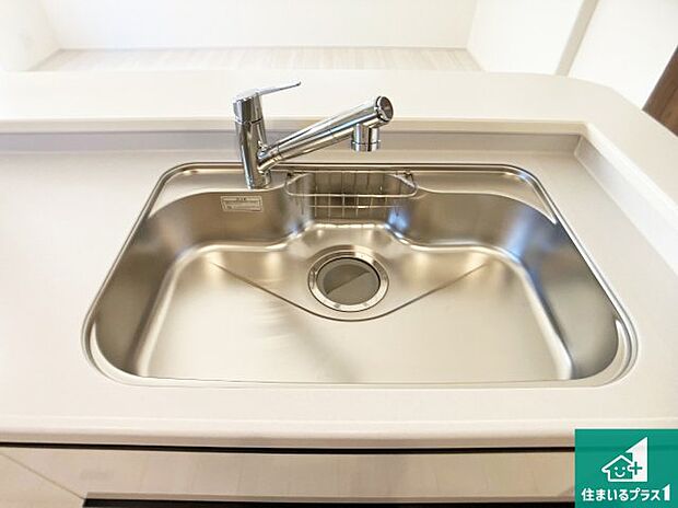 【キッチンシンク】蛇口の先端に浄水器を内蔵しています!原水と浄水、お湯と冷水、シャワーの切替えがワンタッチなので用途によって使い分けられます。