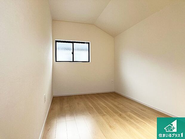 【洋室】シンプルな洋室は、自分好みのインテリアが楽しめます♪ご家族とインテリアや家具を選びに行くのは新築購入時の醍醐味の一つです。ぜひお楽しみください♪