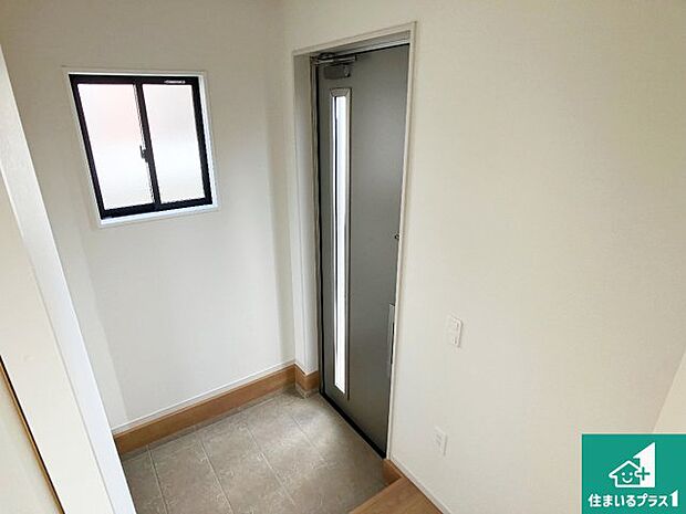 【玄関】シューズボックスにはたくさんの靴が収納できるので玄関周りはいつもスッキリ！ご家族が増えても安心！