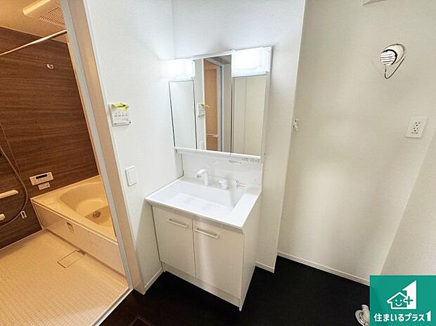 【独立洗面台】清潔感のある洗面台です。フラットな鏡は掃除がしやすく毎日清潔！鏡裏には収納があるのでスッキリとした洗面台が保てます。