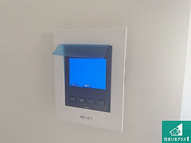 【カラーモニターインターホン】声だけでなく来訪者の姿や顔がモニターで確認できるので、小さなお子様がいらっしゃるご家庭でも安心できます！