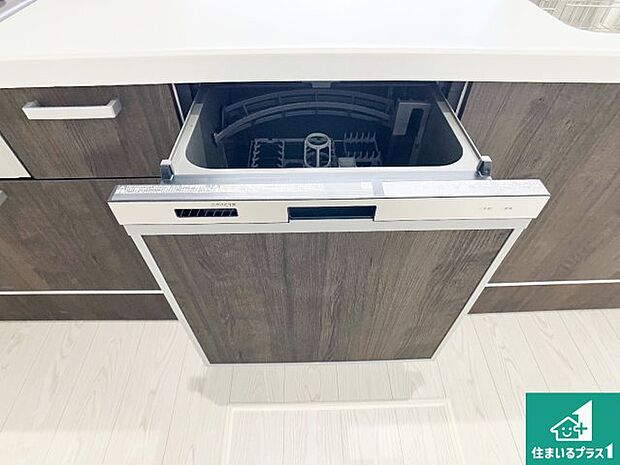 【食器洗浄乾燥機】食事後の一仕事、食器洗いをボタン一つでお任せできちゃいます!場所を取らないビルトイン式なので、お料理スペースもしっかり確保!