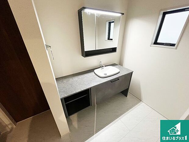 【独立洗面台】清潔感のある洗面台です。フラットな鏡は掃除がしやすく毎日清潔!鏡裏には収納があるのでスッキリとした洗面台が保てます。