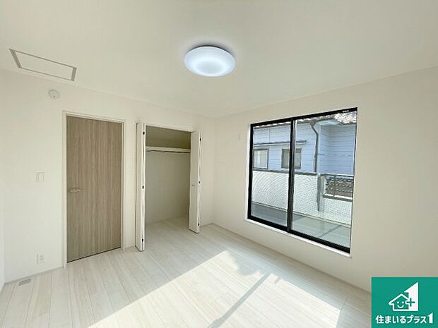 【洋室】寝室は心地よい眠りについてもらいたくて、シンプルかつ開放的な空間な設計にしています!大きな窓から差し込む日が心地いいです♪