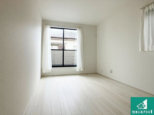 【洋室】収納スペースが充実しているので子供の成長に合わせてたくさん収納ができます!家族構成に合わせた様々な活用ができる収納!