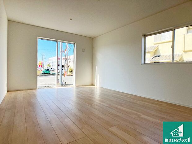 【居間・リビング】日当たり良好の明るいリビングで朝の目覚めもスッキリできそう!対面キッチンでご家族のコミュニケーションも自然と増える設計!小さなお子様が遊ぶスペースを作っても広々とくつろげるLDK!