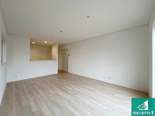 【居間・リビング】日当たり良好の明るいリビングで朝の目覚めもスッキリできそう!対面キッチンでご家族のコミュニケーションも自然と増える設計!小さなお子様が遊ぶスペースを作っても広々とくつろげるLDK!