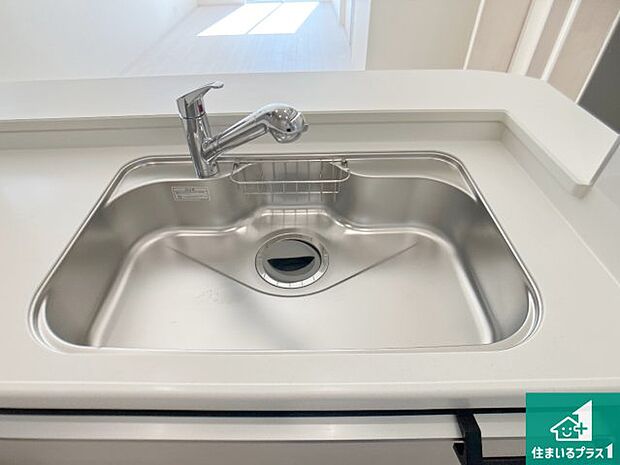 【キッチンシンク】蛇口の先端に浄水器を内蔵しています！原水と浄水、お湯と冷水、シャワーの切替えがワンタッチなので用途によって使い分けられます。