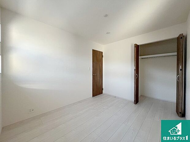 【洋室】収納スペースが充実しているので子供の成長に合わせてたくさん収納ができます！家族構成に合わせた様々な活用ができる収納！