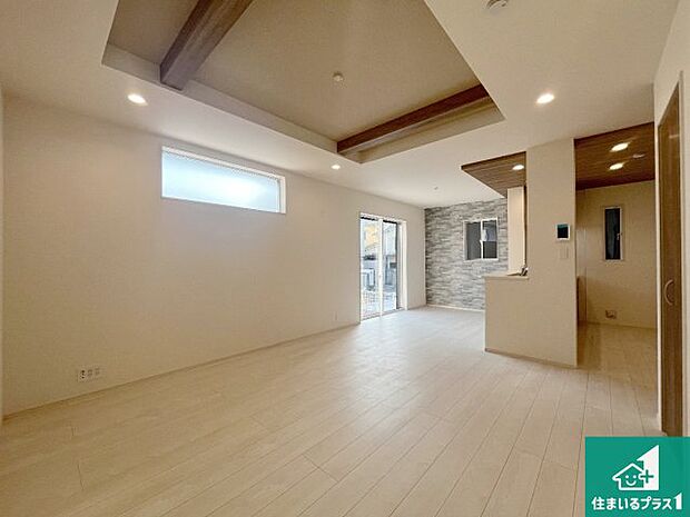 【居間・リビング】日当たり良好の明るいリビングで朝の目覚めもスッキリできそう！対面キッチンでご家族のコミュニケーションも自然と増える設計！小さなお子様が遊ぶスペースを作っても広々とくつろげるLDK！