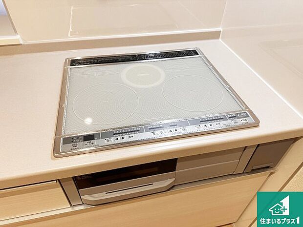 【コンロ】火を使わないので、安心なＩＨコンロ！でこぼこが無い構造なので、掃除もしやすく清潔に保てます！ 