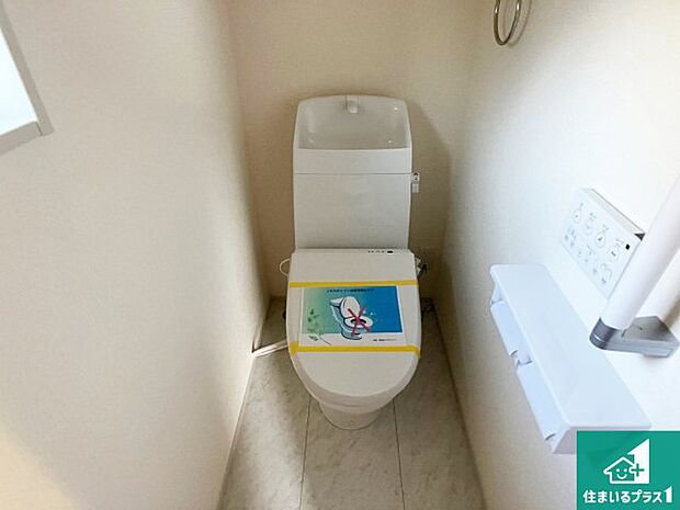 【トイレ】1・2階の2ヶ所にあるので、朝の忙しい時間の順番待ちもなく、深夜の利用にも大変便利です。