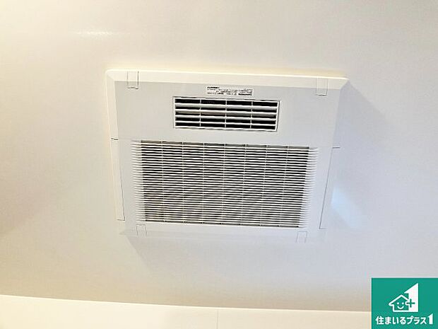 【浴室暖房乾燥機】四季を通して快適なバスライフをお手伝いする浴室暖房乾燥機！浴室の乾燥・暖房・涼風・換気はもちろん、２４時間換気にも対応！ 