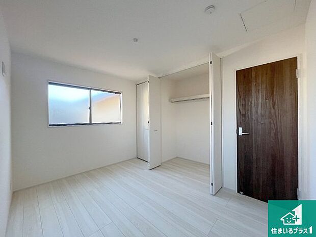 【洋室】収納スペースが充実しているので子供の成長に合わせてたくさん収納ができます！家族構成に合わせた様々な活用ができる収納！