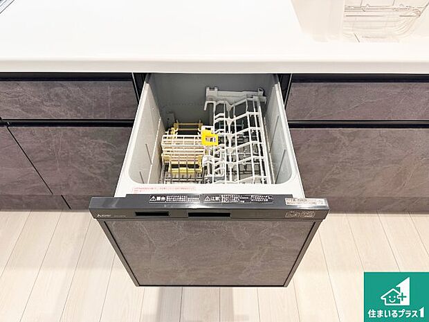 【食洗器】食事後の一仕事、食器洗いをボタン一つでお任せできちゃいます！場所を取らないビルトイン式なので、お料理スペースもしっかり確保！ 