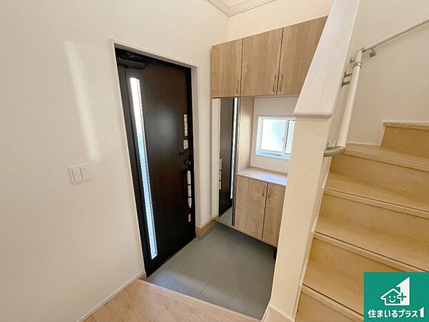 【玄関】シューズボックスにはたくさんの靴が収納できるので玄関周りはいつもスッキリ！ご家族が増えても安心！