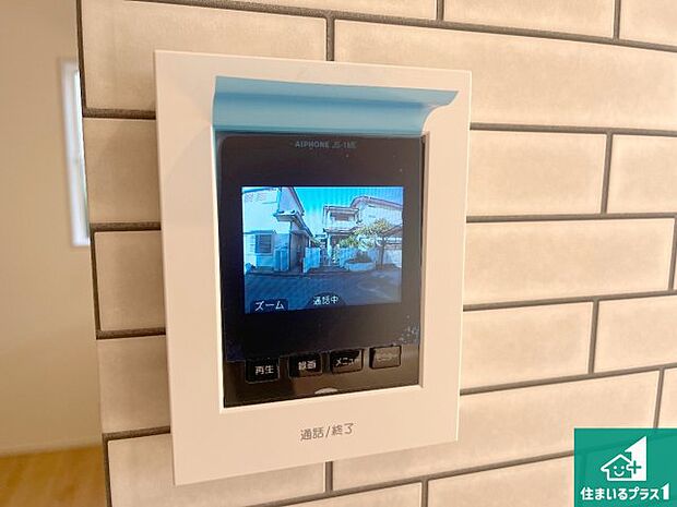 【カラーモニターインターホン】声だけでなく来訪者の姿や顔がモニターで確認できるので、小さなお子様がいらっしゃるご家庭でも安心できます！