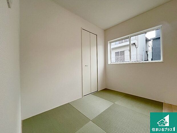 【和室】一室あると便利な和室は客間としてだけでなく、小さなお子様のプレイルームや食後のくつろぎスペースとしてもご利用いただけます。収納もついていますので大活躍間違いなし！