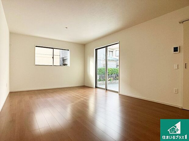 【居間・リビング】日当たり良好の明るいリビングで朝の目覚めもスッキリできそう！対面キッチンでご家族のコミュニケーションも自然と増える設計！小さなお子様が遊ぶスペースを作っても広々とくつろげるLDK！