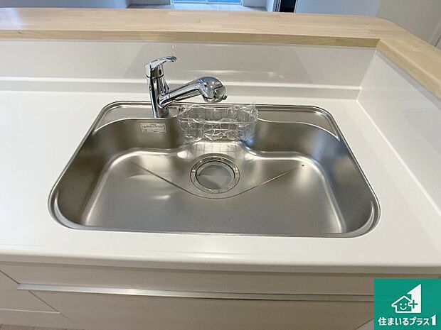 【キッチンシンク】蛇口の先端に浄水器を内蔵しています！原水と浄水、お湯と冷水、シャワーの切替えがワンタッチなので用途によって使い分けられます。