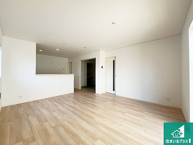 【居間・リビング】日当たり良好の明るいリビングで朝の目覚めもスッキリできそう！対面キッチンでご家族のコミュニケーションも自然と増える設計！小さなお子様が遊ぶスペースを作っても広々とくつろげるLDK！