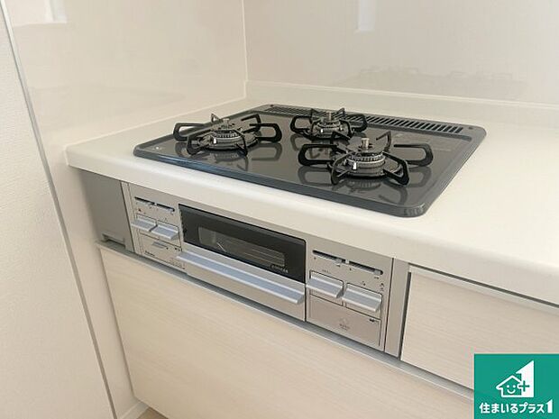 【コンロ】ダブル高火力Ｓｉセンサー付きコンロ！３口あるので、まとめて料理をする時も大活躍！