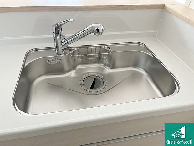 【キッチンシンク】蛇口の先端に浄水器を内蔵しています！原水と浄水、お湯と冷水、シャワーの切替えがワンタッチなので用途によって使い分けられます。
