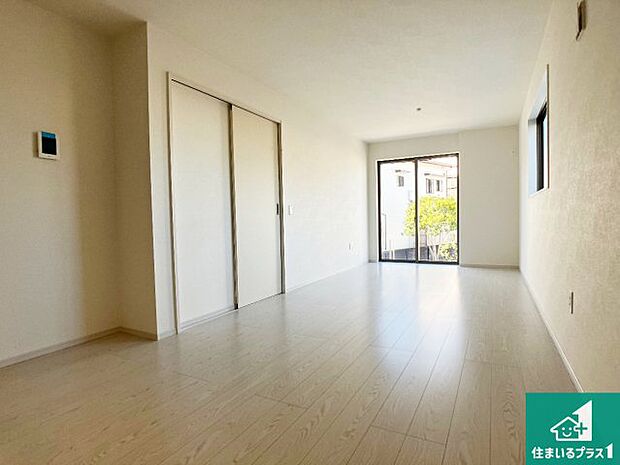 【居間・リビング】日当たり良好の明るいリビングで朝の目覚めもスッキリできそう！対面キッチンでご家族のコミュニケーションも自然と増える設計！小さなお子様が遊ぶスペースを作っても広々とくつろげるLDK！