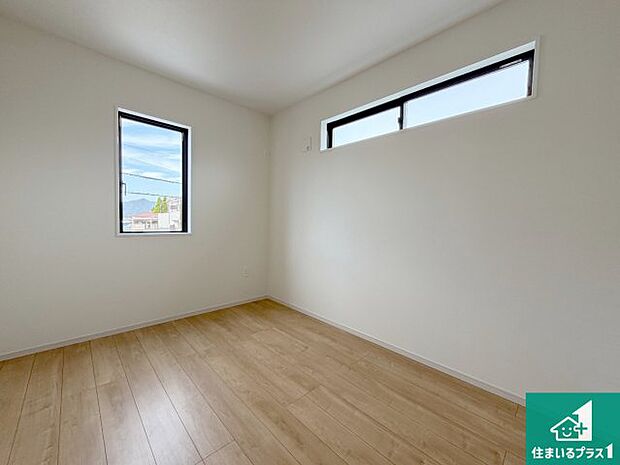 【洋室】収納スペースが充実しているので子供の成長に合わせてたくさん収納ができます！家族構成に合わせた様々な活用ができる収納！