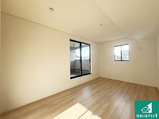 【洋室】収納スペースが充実しているので子供の成長に合わせてたくさん収納ができます！家族構成に合わせた様々な活用ができる収納！