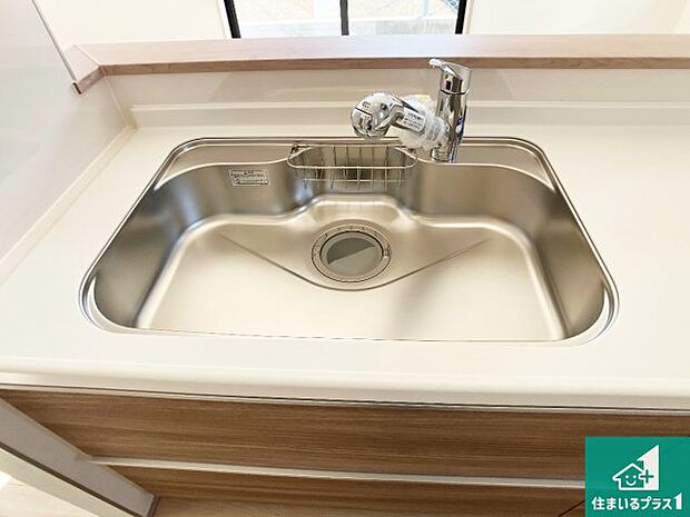 【キッチンシンク】蛇口の先端に浄水器を内蔵しています！原水と浄水、お湯と冷水、シャワーの切替えがワンタッチなので用途によって使い分けられます。