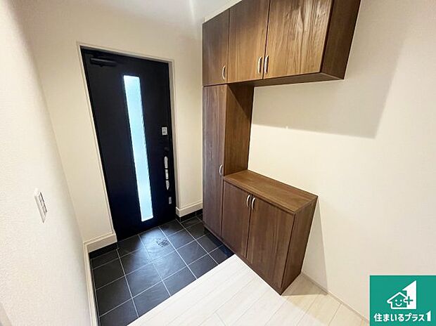 【玄関】シューズボックスにはたくさんの靴が収納できるので玄関周りはいつもスッキリ！ご家族が増えても安心！