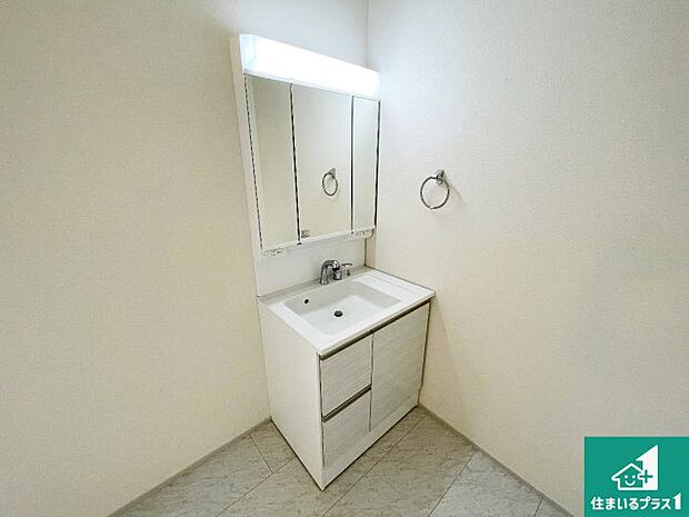 【独立洗面台】清潔感のある洗面台です。フラットな鏡は掃除がしやすく毎日清潔！鏡裏には収納があるのでスッキリとした洗面台が保てます。