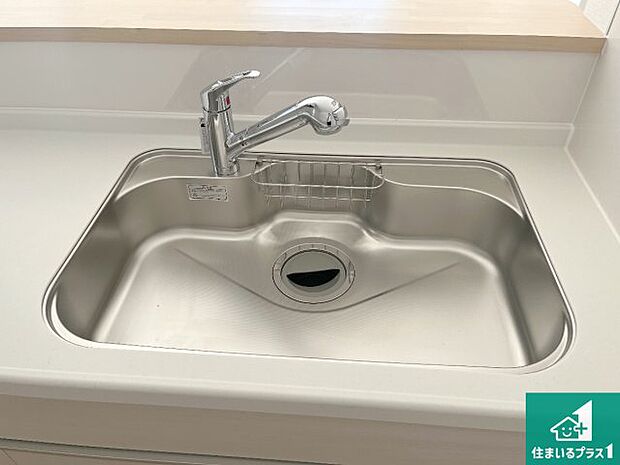 【キッチンシンク】蛇口の先端に浄水器を内蔵しています!原水と浄水、お湯と冷水、シャワーの切替えがワンタッチなので用途によって使い分けられます。