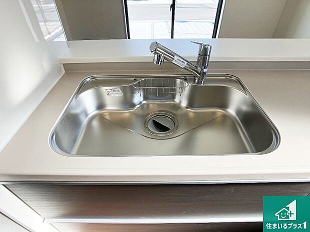 【キッチンシンク】蛇口の先端に浄水器を内蔵しています!原水と浄水、お湯と冷水、シャワーの切替えがワンタッチなので用途によって使い分けられます。