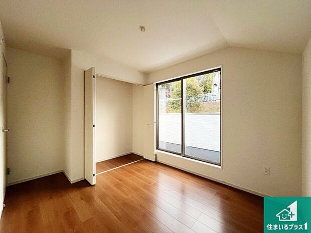 【洋室】収納スペースが充実しているので子供の成長に合わせてたくさん収納ができます!家族構成に合わせた様々な活用ができる収納!