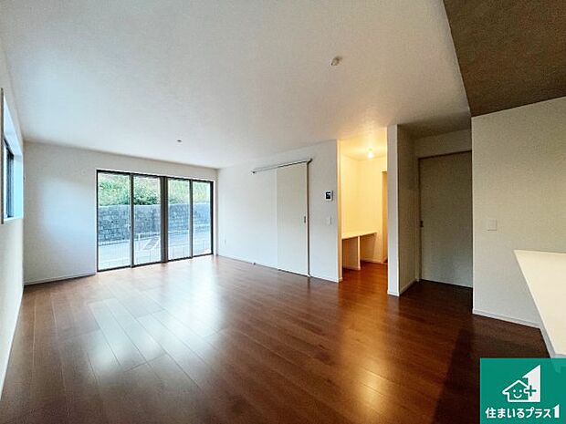 【居間・リビング】日当たり良好の明るいリビングで朝の目覚めもスッキリできそう!対面キッチンでご家族のコミュニケーションも自然と増える設計!小さなお子様が遊ぶスペースを作っても広々とくつろげるLDK!