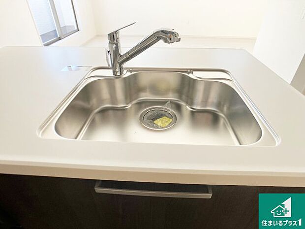 【キッチンシンク】蛇口の先端に浄水器を内蔵しています!原水と浄水、お湯と冷水、シャワーの切替えがワンタッチなので用途によって使い分けられます。