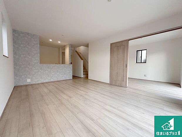 【居間・リビング】日当たり良好の明るいリビングで朝の目覚めもスッキリできそう!対面キッチンでご家族のコミュニケーションも自然と増える設計!小さなお子様が遊ぶスペースを作っても広々とくつろげるLDK!