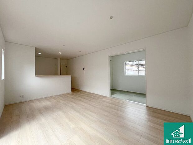 【居間・リビング】日当たり良好の明るいリビングで朝の目覚めもスッキリできそう!対面キッチンでご家族のコミュニケーションも自然と増える設計!小さなお子様が遊ぶスペースを作っても広々とくつろげるLDK!