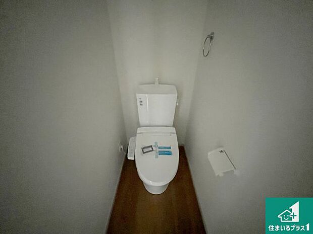 【トイレ】1・2階の2ヶ所にあるので、朝の忙しい時間の順番待ちもなく、深夜の利用にも大変便利です。