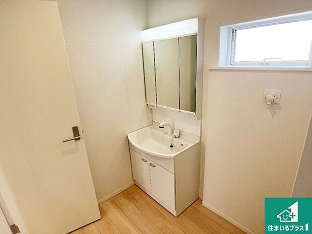 【独立洗面台】清潔感のある洗面台です。フラットな鏡は掃除がしやすく毎日清潔!鏡裏には収納があるのでスッキリとした洗面台が保てます。