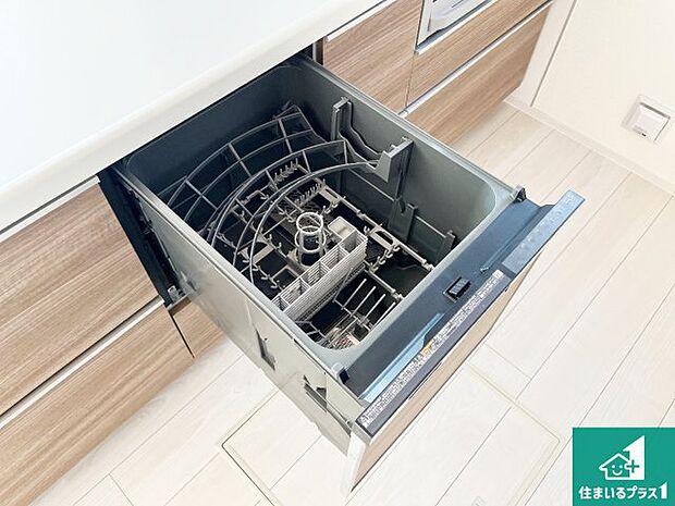 【食器洗い乾燥機】食事後の一仕事、食器洗いをボタン一つでお任せできちゃいます!場所を取らないビルトイン式なので、お料理スペースもしっかり確保!