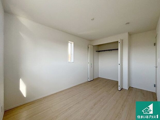 【洋室】収納スペースが充実しているので子供の成長に合わせてたくさん収納ができます!家族構成に合わせた様々な活用ができる収納!