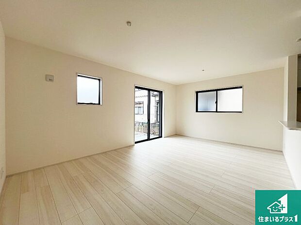 【居間・リビング】日当たり良好の明るいリビングで朝の目覚めもスッキリできそう!対面キッチンでご家族のコミュニケーションも自然と増える設計!小さなお子様が遊ぶスペースを作っても広々とくつろげるLDK!